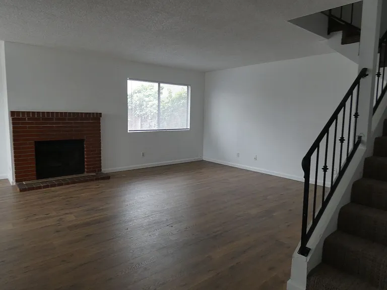 1738 N Lynne Dr — Photo 2