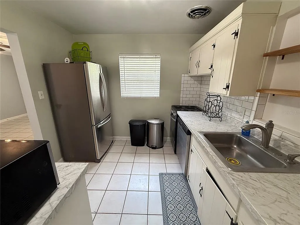 3 bed, 2.0 bath, 1118 sqft, $2,200 — Photo 3