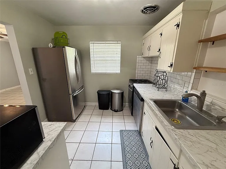 313 NW 34th Dr — Photo 3