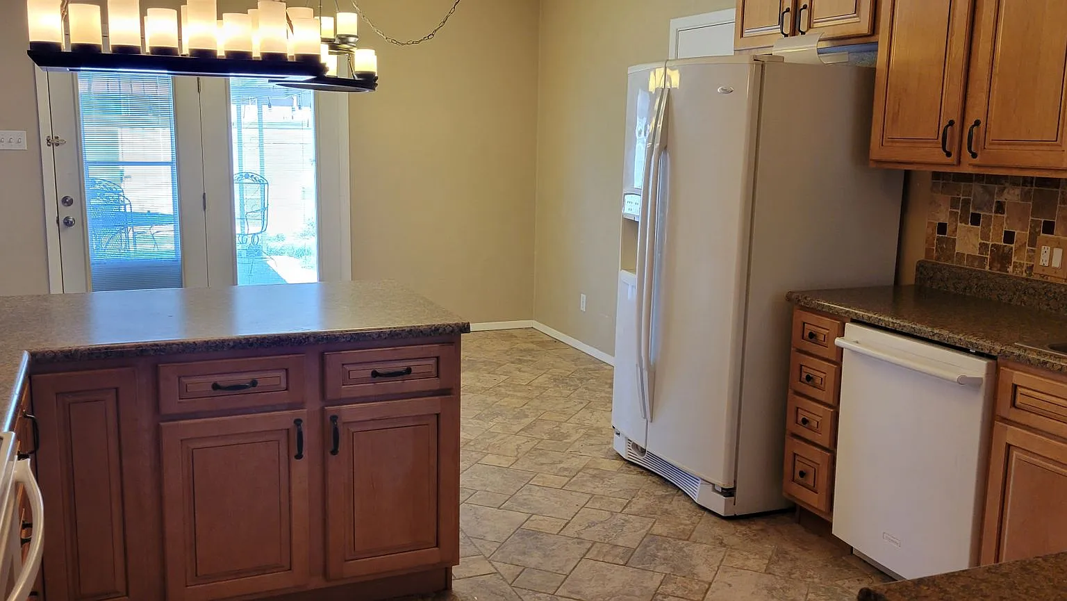 Large Home On Quiet Street — Photo 4