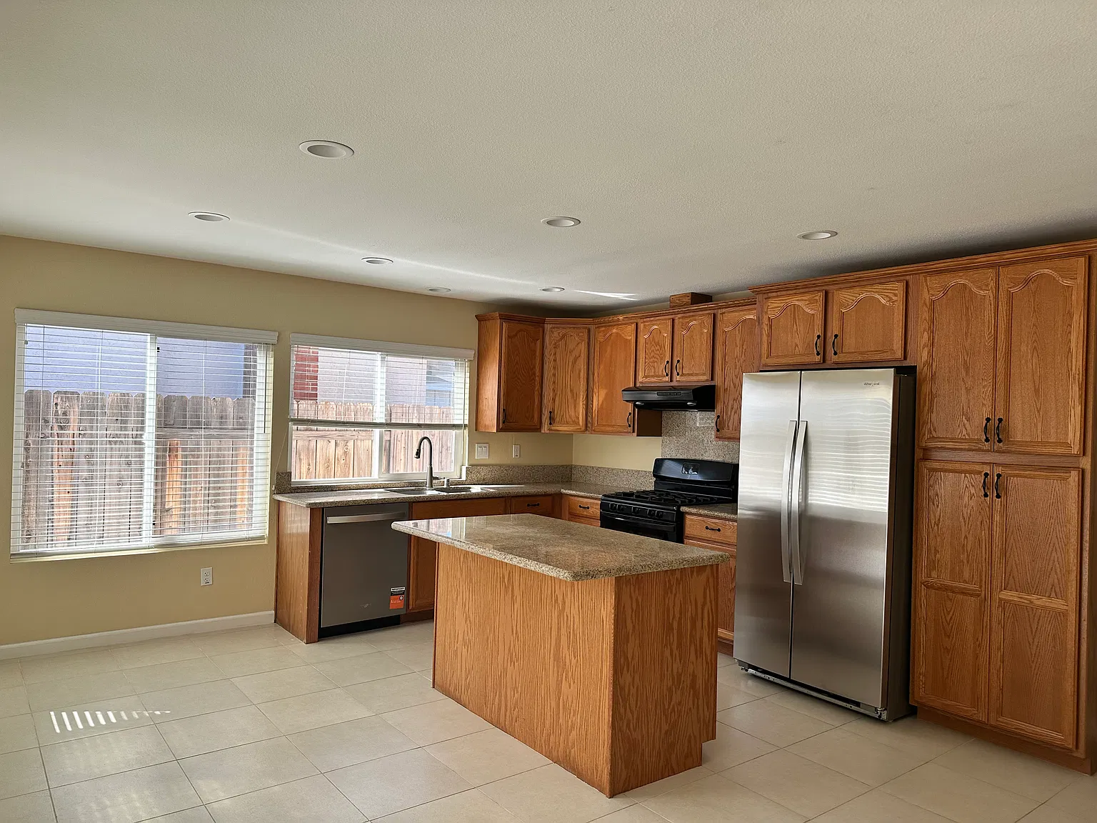 3 bed, 1266 sqft, $3,850 — Photo 3