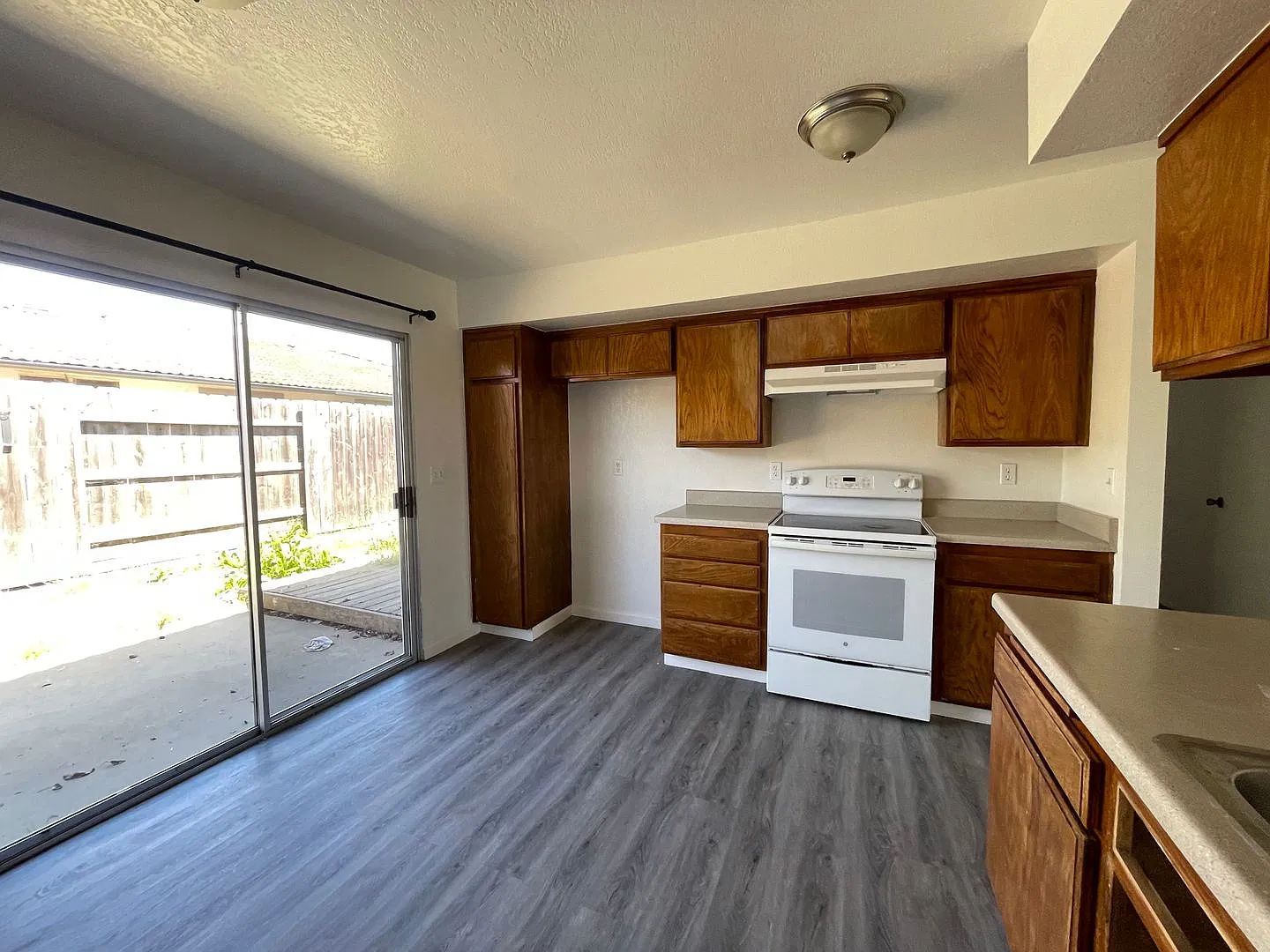 Beautiful single story 2 bed 2 bath townhome! — Photo 3