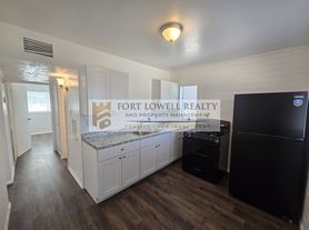 3049-3051 E Proctor Vista