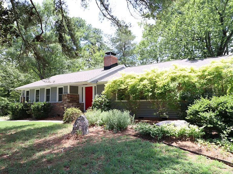 1009 Dogwood Ln — Photo 1