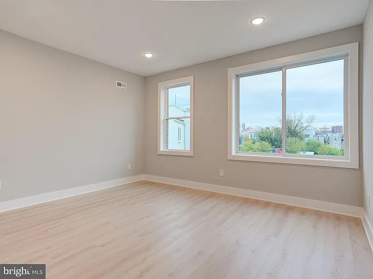 1933 N Leithgow St #35-1 — Photo 15