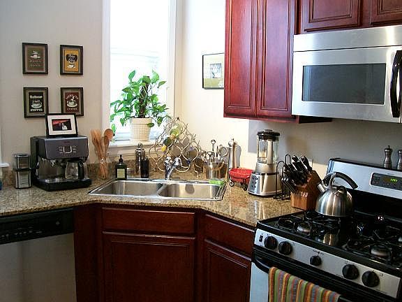 4th image of 966 W Cuyler Ave APT 2N