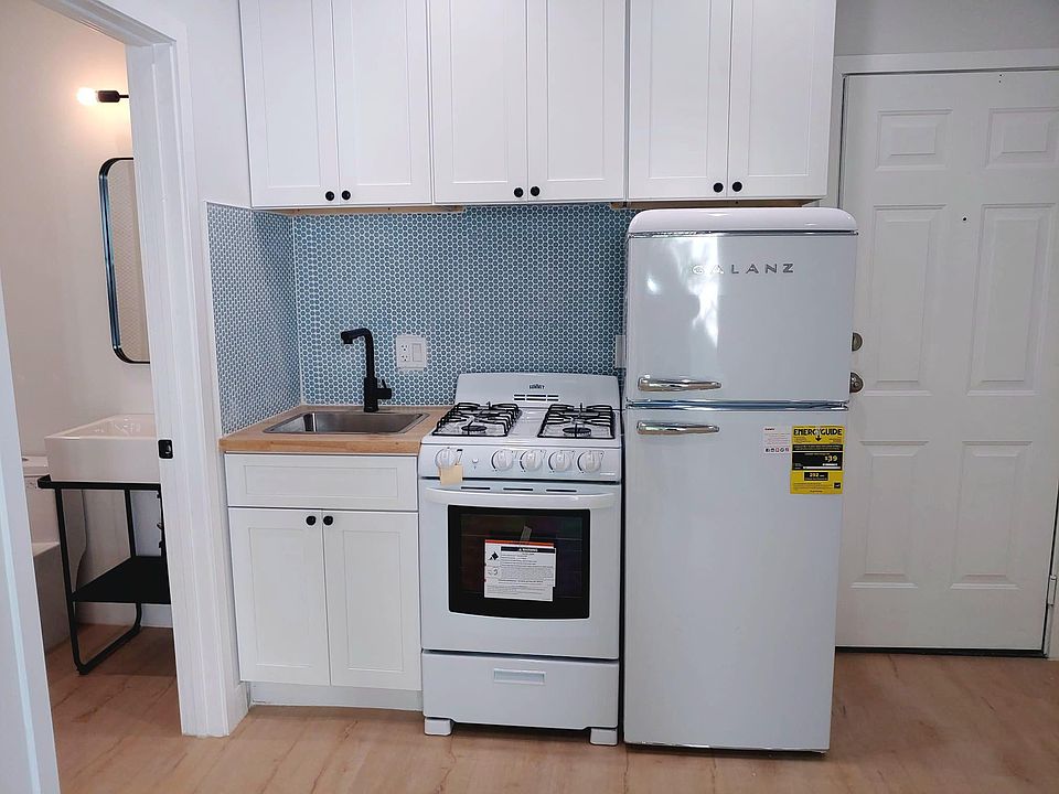 1st image of 1039 N Bonnie Brae St #24