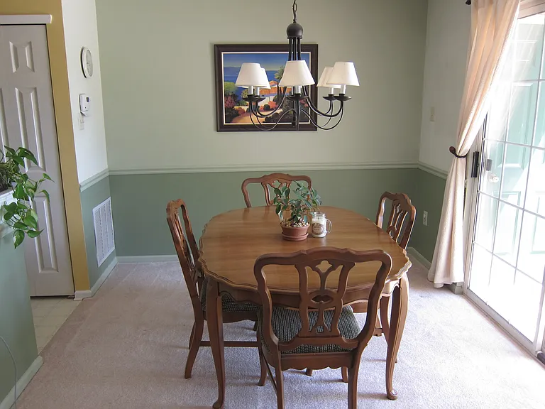 722 Gilbert Pl — Photo 3