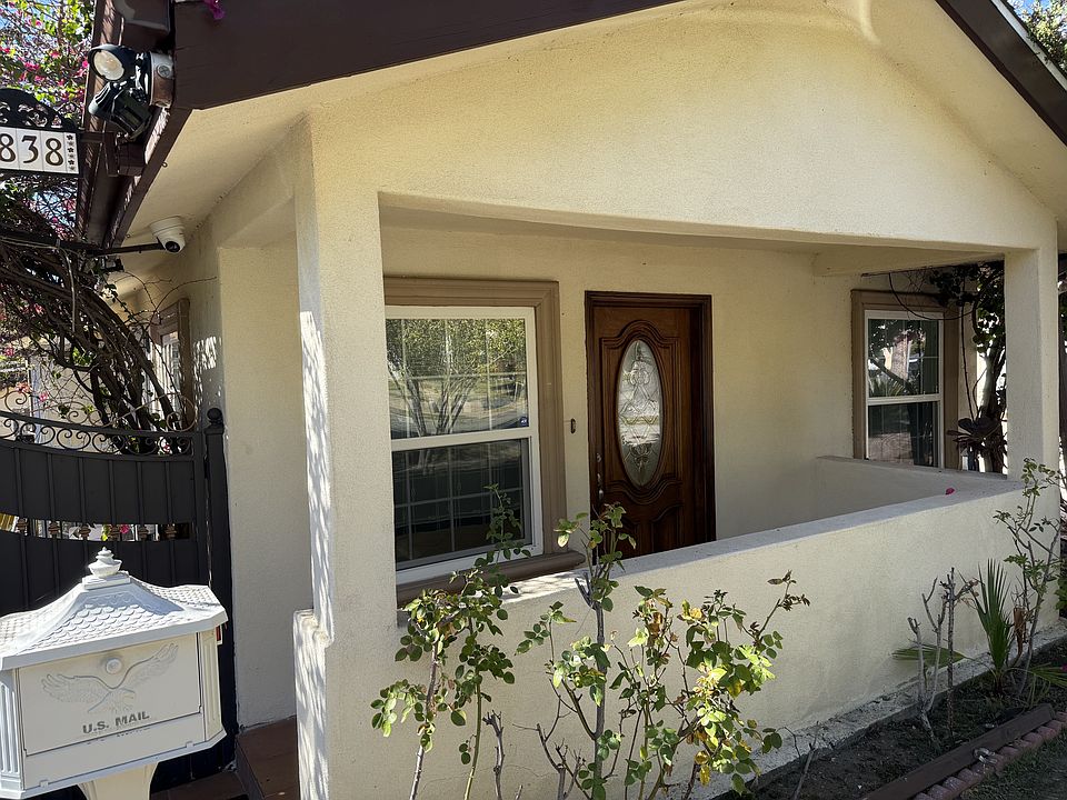 Sunny 1250 Sqft 3BR/2.5BA single-family front house in Glendale's Grandview neighborhood close to the Burbank border. Front-porch and spacious driveway