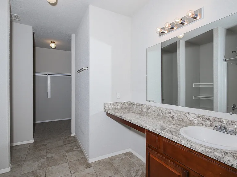 2711 Wyandotte Ave — Photo 10