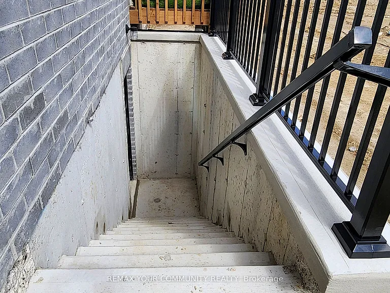 105 Halldorson Ave — Photo 40
