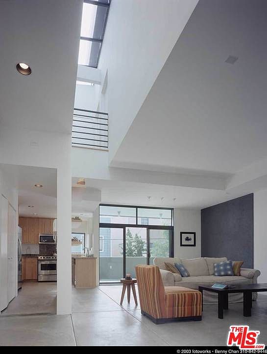 1st image of 418 S Venice Blvd #2
