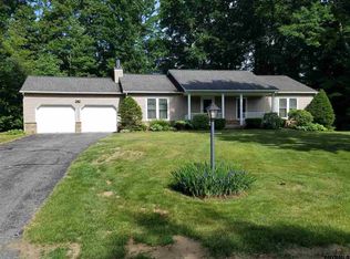 10 Abbey Ct, Clifton Park, NY 12065