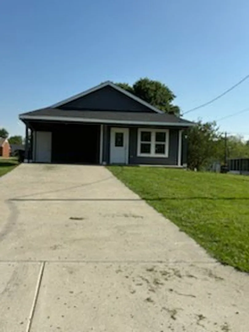 Modern 3 Bedroom / 2 Bathroom Home Built in 2022 — Photo 1