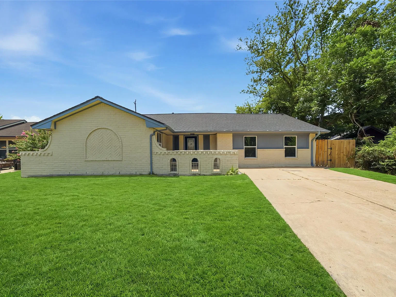 3 bed, 2.0 bath, 1853 sqft, $1,850 — Photo 2
