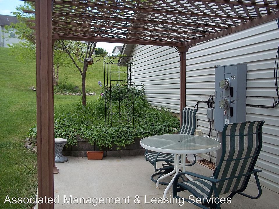 2nd image of 1484 E Rose Ln