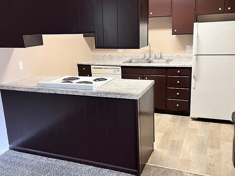 Bristol Square Apartments — Photo 91
