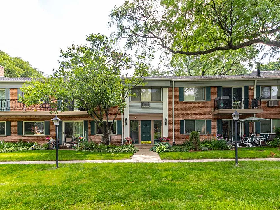 711 E Falcon Dr #201
