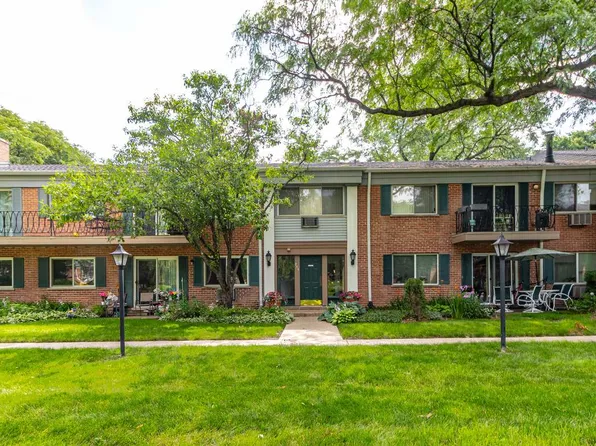 711 E Falcon Dr, Arlington Heights, IL