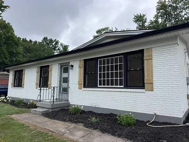 3 bed, 1.5 bath, 2400 sqft, $2,100 — Photo 1