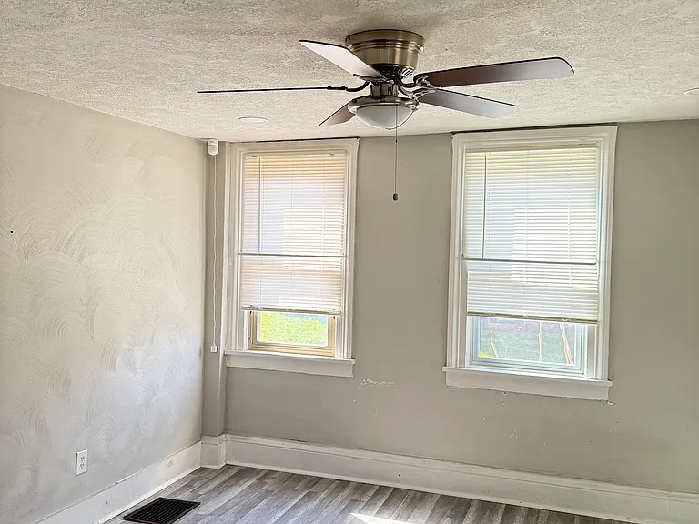 251 S Sycamore St — Photo 2
