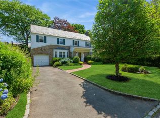 15 Parkside Dr, Great Neck, NY 11021