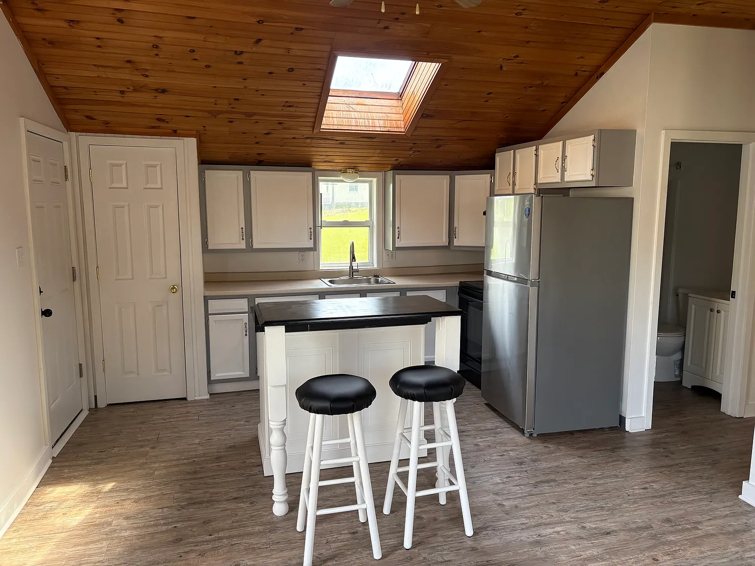 2 bed, 860 sqft, $1,850 — Photo 2