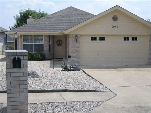 1st image of 221 Oak Hills Dr
