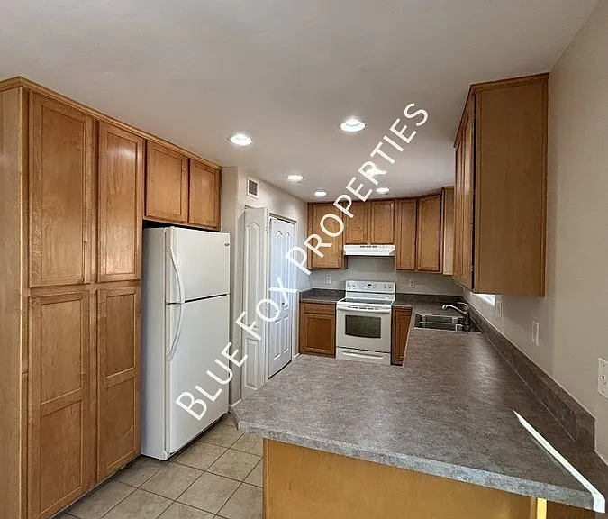 322 N Hasman Dr — Photo 2