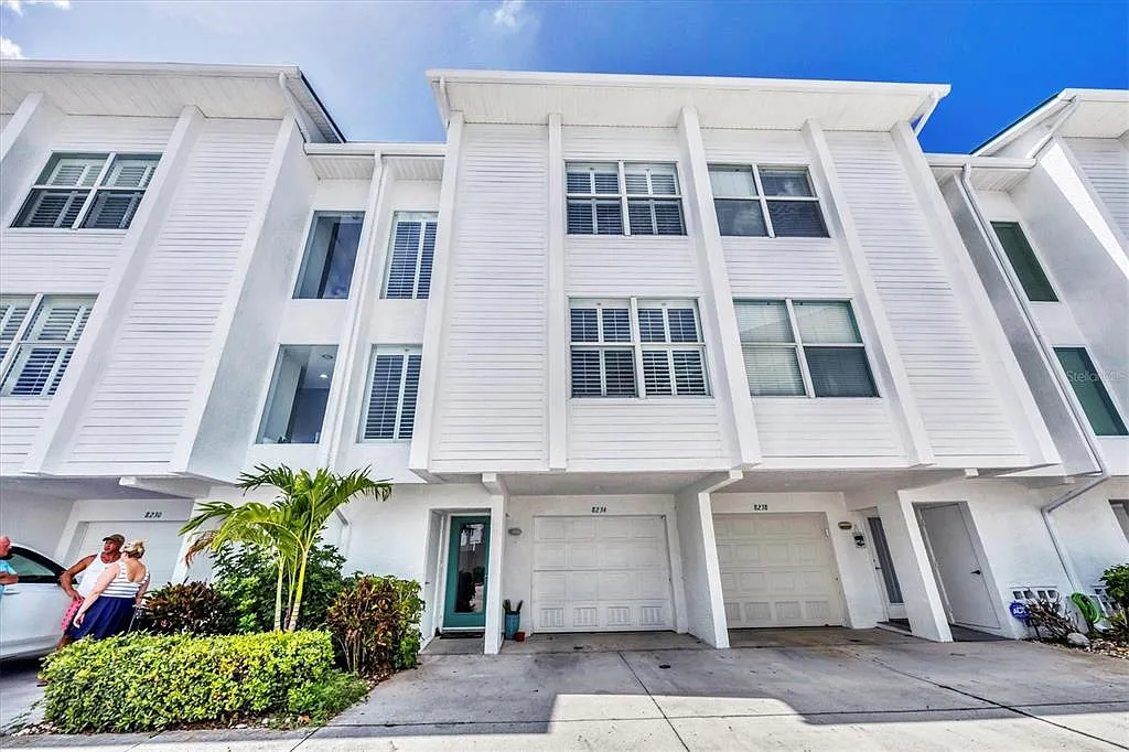 3 bed, 3.0 bath, 1735 sqft, $4,800 — Photo 1