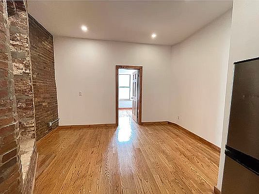 4th image of 261 E 10th St #7A