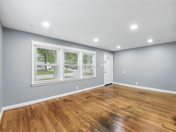 3rd image of 1901 Bainbridge Dr