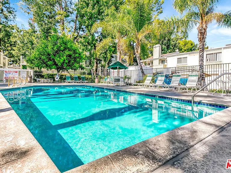 22135 Burbank Blvd #4 — Photo 42
