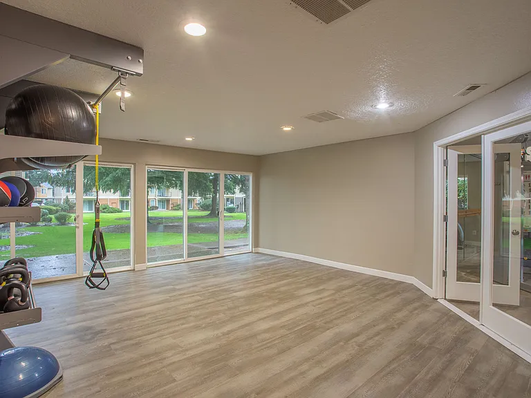 Silver Oak Apartments — Photo 13