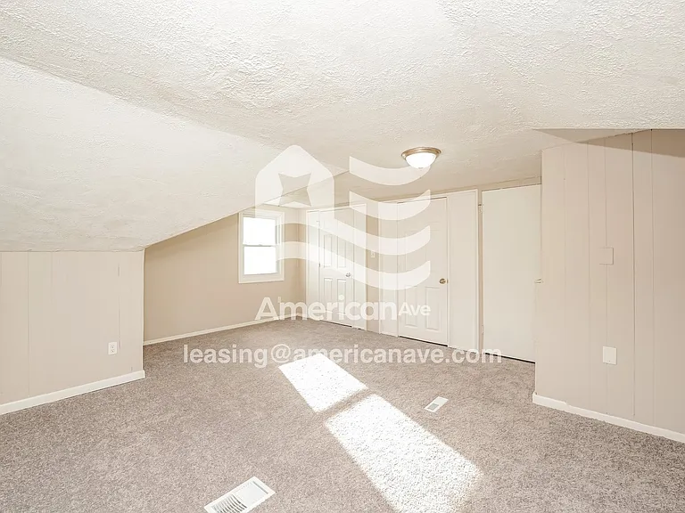 985570_012_bedroom_12.jpg