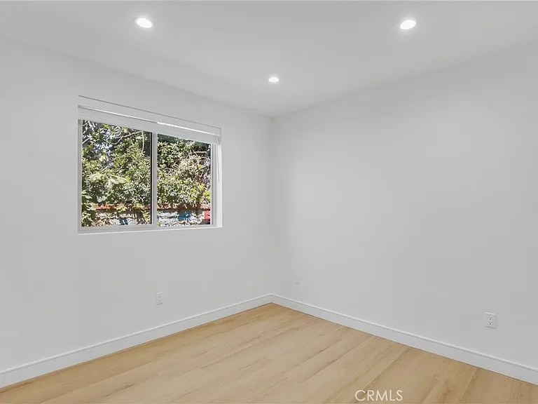 4851 1/2 Woodman Ave — Photo 8