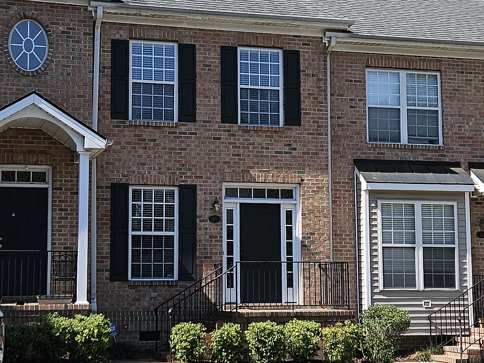 18 Scottish Ln