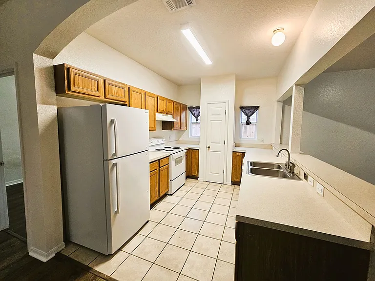 1004 Park Central Cir — Photo 4