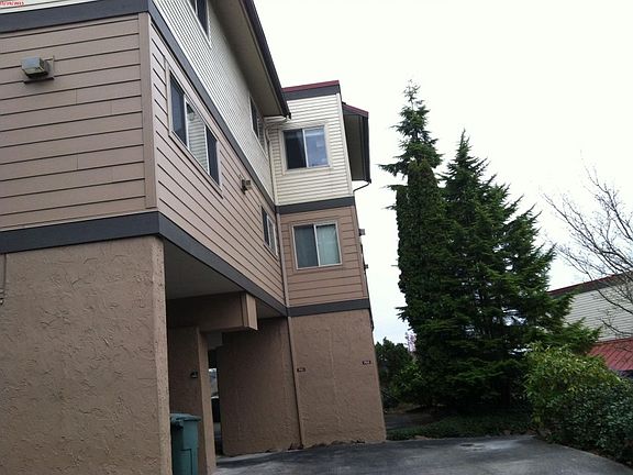 4th image of 3820 NE 155th Pl #A704