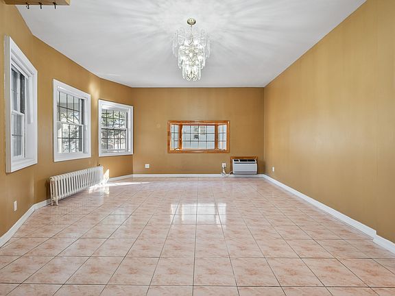4th image of 12 Matthews Ct #1
