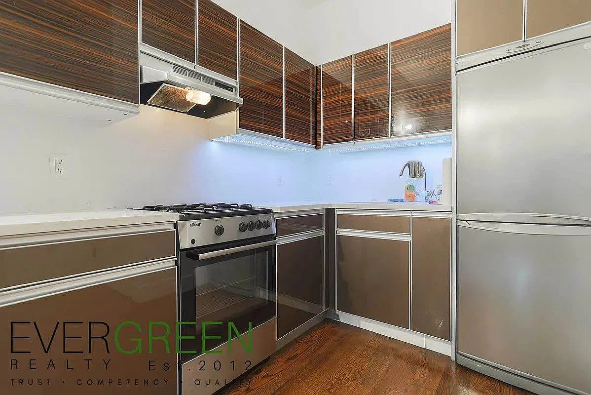 1072 Bergen Avenue — Photo 3