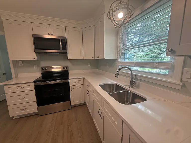 120 N Pinewood Dr #2 — Photo 4