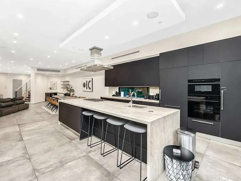 460 N Kings Rd — Photo 30