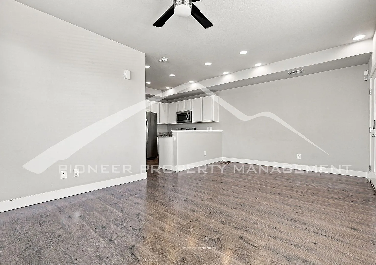 Spacious Townhouse with Washer/Dryer and 2-Car Garage — Photo 3
