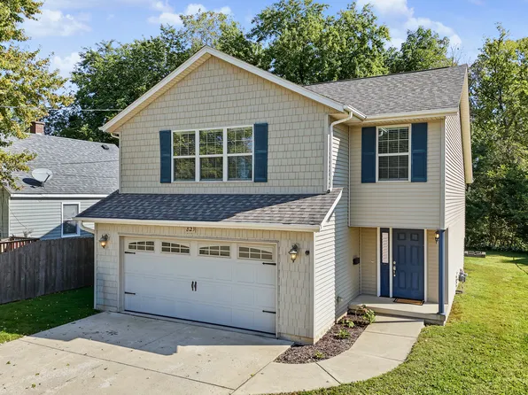 823 31st St, Bettendorf, IA 52722