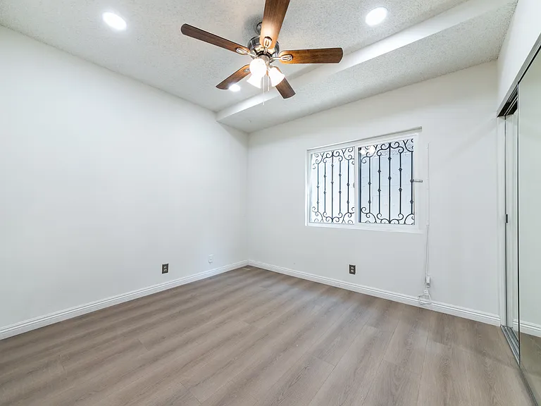 1138 S Grand View St — Photo 14