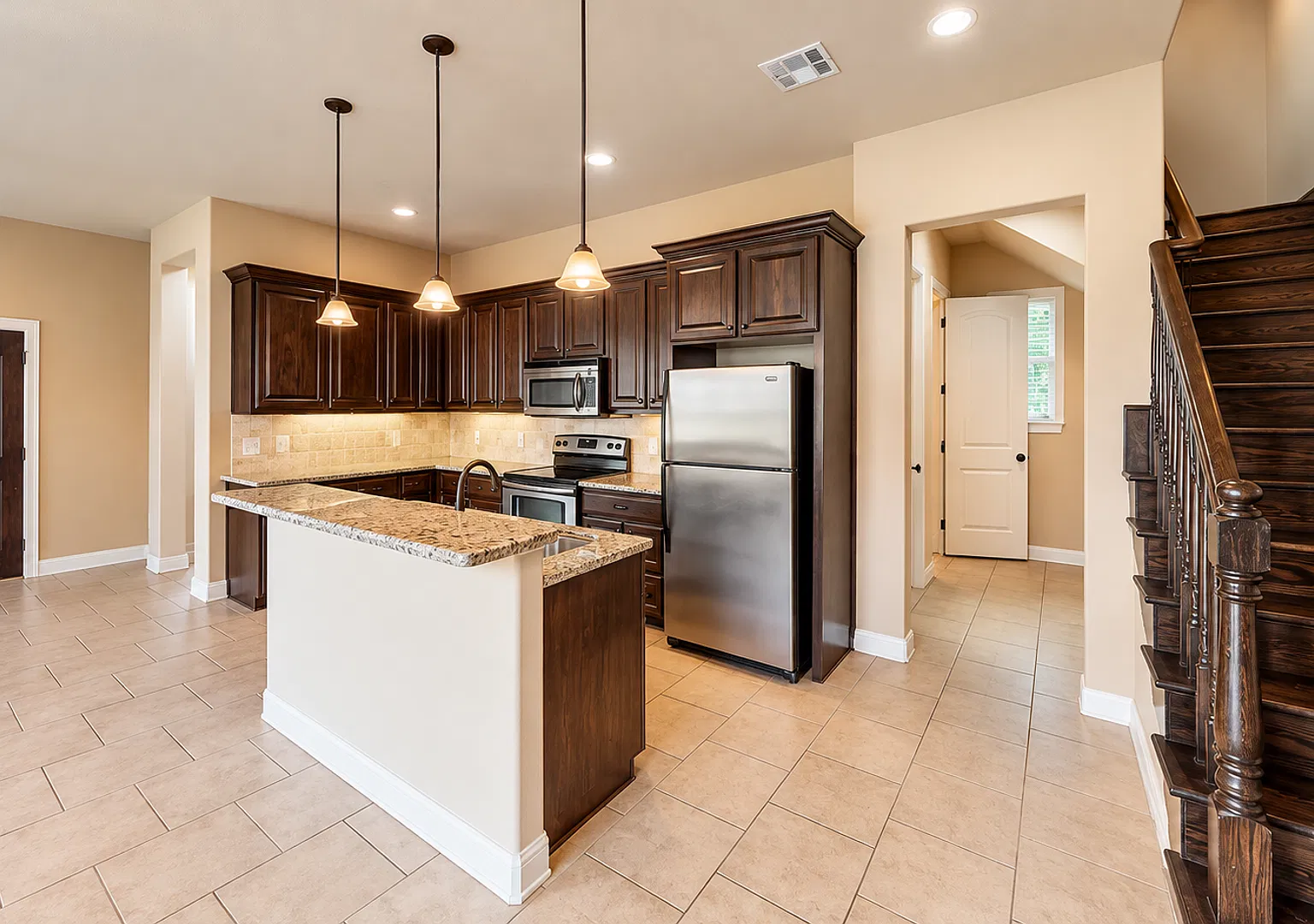 Luxury 4-Bedroom Bungalow in Eastgate Half-Mile from Texas A&M! — Photo 2