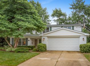 915 W Cypress Dr, Arlington Heights, IL 60005