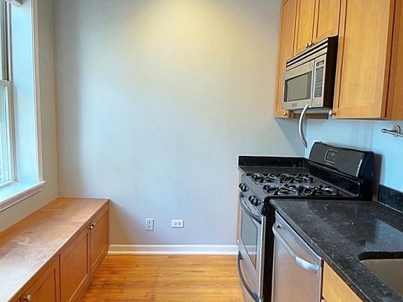 4th image of 1733 W Balmoral Ave APT 1B