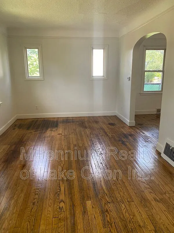 2 bed, 1.0 bath, 900 sqft, $895 — Photo 2